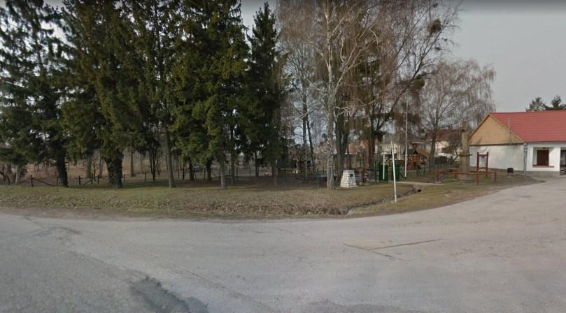 található játszótér mellé elhelyezett pihenőhely (89/2. hrsz.