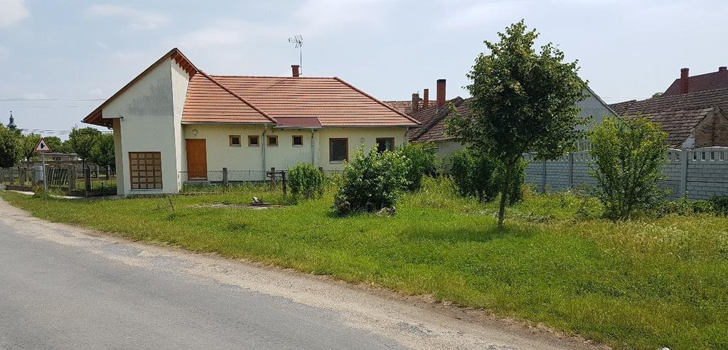 Egyeztetés alapján az épület mellett található füves, háromszög alakú területre javasoljuk telepíteni a pihenőhelyet. Ez a terület a közúthoz tartozik (315. hrsz.