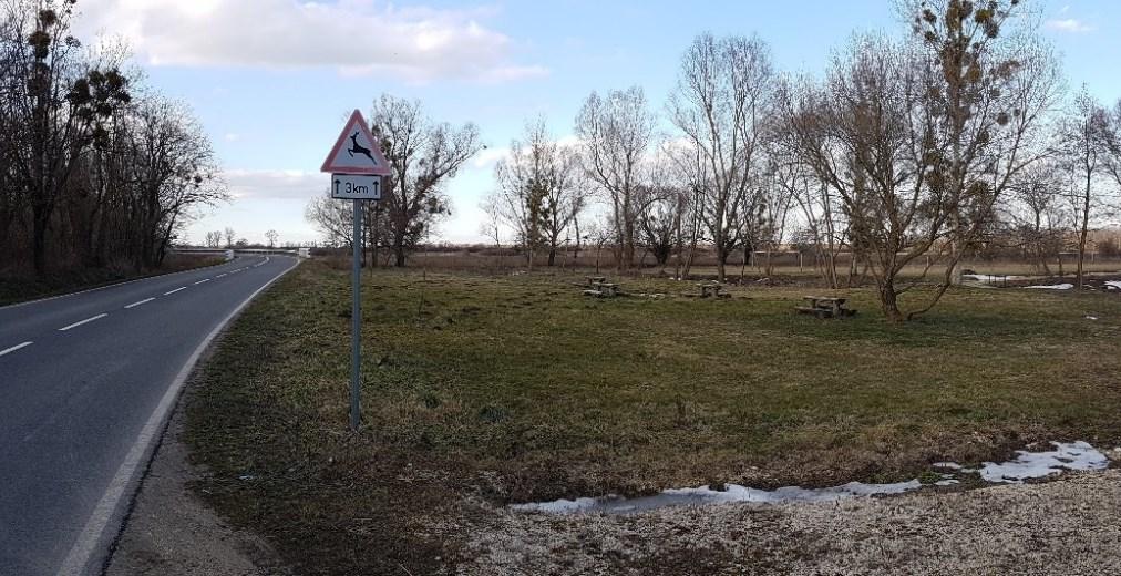 ) A támogatási szerződés szerint a település szélén található, 388/2. hrsz.