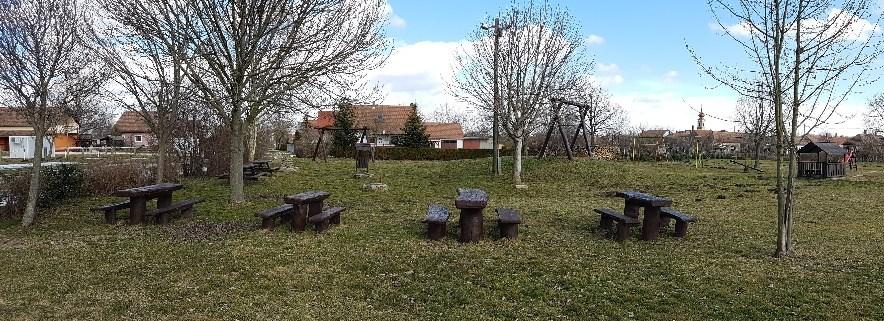 A helyszín megfelelő, az udvaron meglévő pad, asztal kiegészítésével alakítható ki pihenőhely.