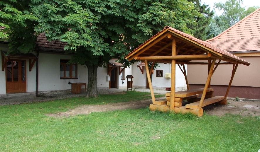 ábra: Vid a pihenőhely tervezett helyszíne a könyvtár udvarán 93.