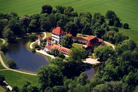 Ende irodalmi emlékmúzeuma a Nemzetközi Ifjúsági Irodalmi Könyvtárban (Blutenburg Kastély, München) Michael Ende síremléke Münchenben 1990 elég mozgalmas év volt, hiszen év elején bemutatták a