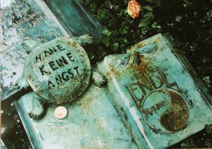 1992-ben Japánba utazott feleségével, hogy megünnepelje a Momo egymilliomodik példányának eladását. Ez volt utolsó látogatása Japánban.