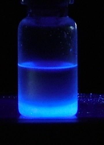 A keverés leállításával a fázisok elváltak (38.a ábra), a vörös színű Fe(II)-komplex a szerves fázisban maradt. A szerves fázis 365 nm-es UV-fénnyel megvilágítva intenzív kék színnel fluoreszkált (38.