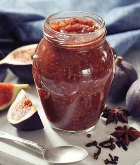 Utóbbiak pedig hálásak lehetnek a kifinomult ízlésüknek, hiszen amellett, hogy a füge tele van fontos vitaminokkal, a nyári kerti partik egyik nagy favoritjává is vált az elmúlt pár évben.