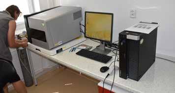 EGYESÜLETI ÉLET A készülékbe helyezendő tálca, amely 4 db chip-pet fogad, egyenként 24 mintával. Összesen 96 mintát tud elemezni optimális esetben. A folyamat technikai értelemben 3 napig tart. memet.