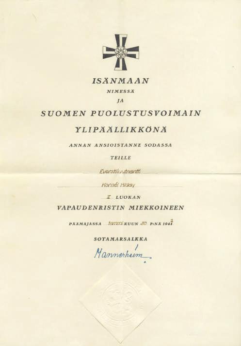 2. kép A kardokkal ékesített, II. osztályú Szabadságkereszt adományozási okirata Hiday Kornél alezredes részére, 1942. január 30. látták el, majd az egész elemet újraaranyozták.