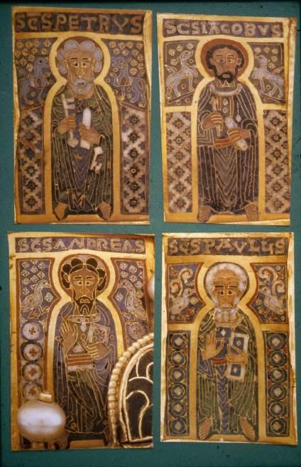 3. kép Az apostollemezek páros díszítése (Fotó: Szelényi Károly) nosított: az apostolképek árkádkompozíciójához. Ezt a Pala d oro egyes képeivel, így a doge-képpel rokonította.