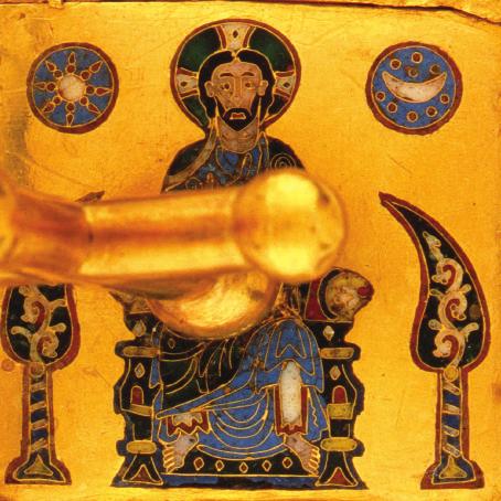 4. kép Pantokator a corona latinán (Fotó: Szelényi Károly) a keresztet veszik közre. A kora középkorban az ábrázolások témája szűkül: Krisztusra és az őt jelképező keresztre szorul vissza.