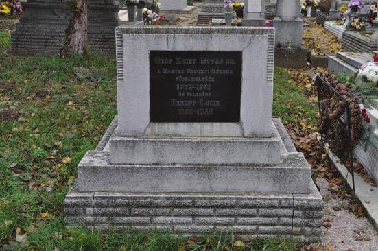 9. kép Zichy István és felesége sírja Abán (a szerző felvétele) valósággal. 86 Ezután elindult a sír megújításának folyamata, amely 1994. november 4-én az új sír felszentelésével fejeződött be.