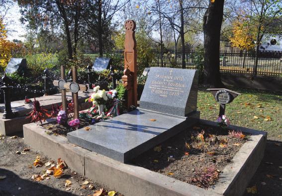 12. kép A Hóman család sírja Tasson, Hóman Bálint kopjafás síremlékével (a szerző felvétele) is többen.
