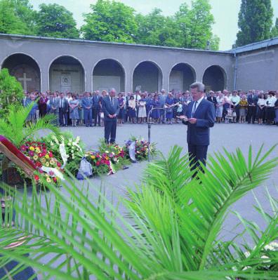 agitátorsága, Hampel sokirányú érdeklődése nemzeti történetünk sorsában, amire utal a királyi jelvények vizsgálatával, a királysírok szinte megoldhatatlan problémájával való dinamikus foglalkozása.