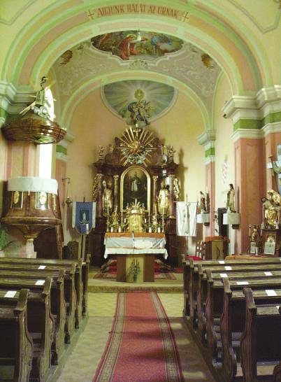készült szószéke, fából készült karzata és egy szerény, a patrónus szent, Szent Miklós püspök képét magába foglaló oltára érdemelt említést.