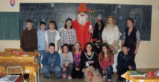 Pedagogický kolektív MŠ Príchod Mikuláša a slávnostné rozsvietenie vianočného stromčeka December sa tradične zaraďuje medzi tie mesiace v roku, keď si ľudia vo svojich domovoch užívajú pohodu a