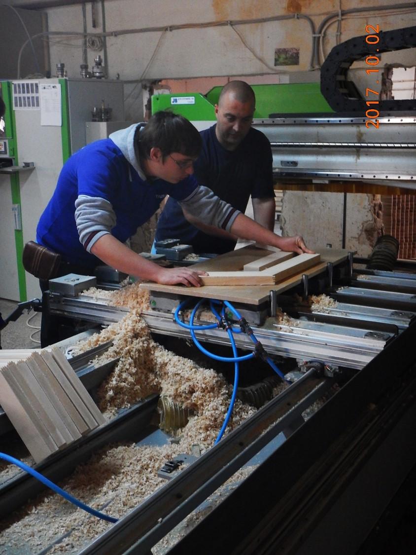 3. Használt/kezelt/ megismert munkaeszközök/ gépek alkalmazott technológiák: CNC marógép Festőautomata Festőrobot CPC élmegmunkálógép 4.