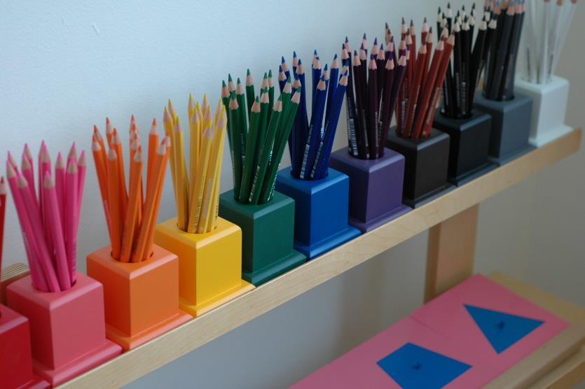 Montessori iskolák kialakítására vonatkozó irányelv, miszerint javasolt a gyerekeket stimuláló, telítettebb erősebb (persze még harmonikus) színeket használata.