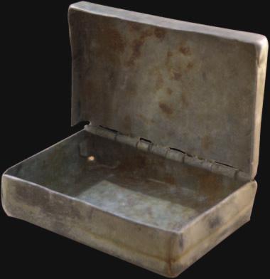 Német hadifogollyal élelemért cserélt, Wehrmacht-típuskulacs mellé rendszeresített pohár. Virágdíszítése melletti monogramja: B. I.