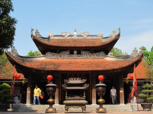 Déltájban megérkezünk a Halong öböl egyik új látványossága, Tuan Chau üdülősziget kikötőjébe és hajóra szállunk. Miután tovahajózunk az öbölben, felszolgálják ebédünket.
