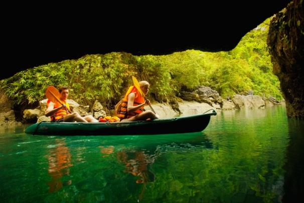 7. nap: Halong Öböl hajókirándulás (Étkezés: B/L/D szállás: hajó) Kevés szebb dolog van a világon, mit a napfelkelte a Halong öbölben.
