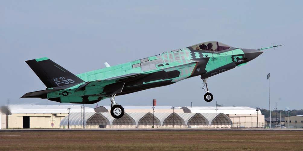 Tanulmányok 12. ábra. A USAF F 35 STOVL vadászgép 01-es példánya még festés nélkül hány száz év társadalmi változásait és megpróbálta elképzelni milyen lesz az elkövetkező száz év.