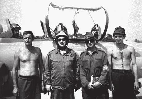 Hazai tükör 55. ábra. Az L 29-es hátsó ülésében Szilágyi Béla alezredes, a műszakiak közt pedig Czanik Lajos alezredes rgv. Szolnok, 1980 körül. Sternák László, Nemes Imre fhdgy... sorszerelő.