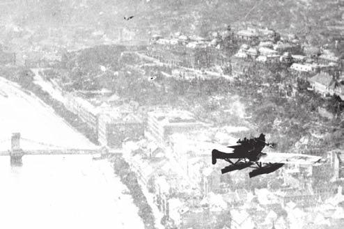 29 VÍZI REPÜLŐGÉP MŰSZAKI LEÍRÁSA 12. ábra. Rossz minőségű felvétel a Lánchíd budai hídfője felett repülő vörös csillagos W.29-ről (185 LE, Bz.IIIa motoros, 2584 szériaszámú W.
