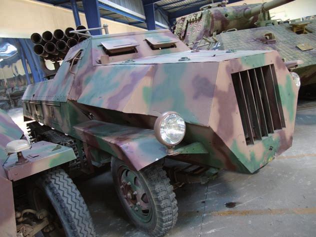 A Hetzer rohamlövegen cseh zászló jelzi, hogy eredetileg a Panzer 38(t) egy csehszlovák fejlesztésű könnyűharckocsi volt, amely modernebbnek bizonyult a PzKpFw II-nél, és a németek ezért folytatták a