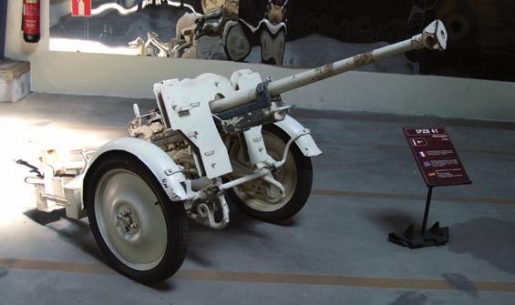 Az Sdkfz 3 Maultier (öszvér) páncélozott alvázon a németek Nebelwerfer reaktív rakétafegyverét hordozta A múzeum talán legteljesebb gyűjteménye található itt.