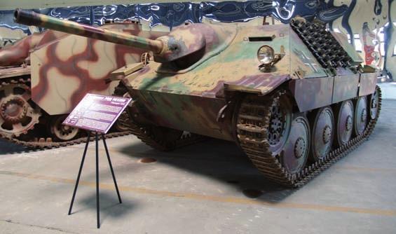 Több más harcjármű is külső tárolóban várta sorsát, például egy AMX 13 alvázra épített hídvető harckocsi, és egy ikercsövű gépágyúval és lokátorral felszerelt francia légvédelmi páncélos.