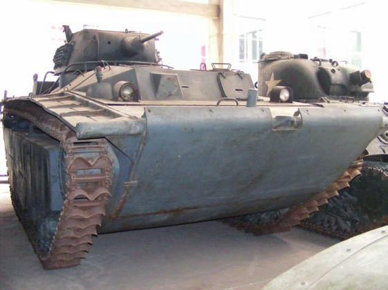 40 mm-es Bofors gépágyúk amerikai lánctalpakon az M19 önjáró gépágyún A beléptető rendszeren túljutva a múzeum előtti tekintélyes térre jutunk, ahol régi ágyúk, egy szolgálatból kivont szovjet Komar