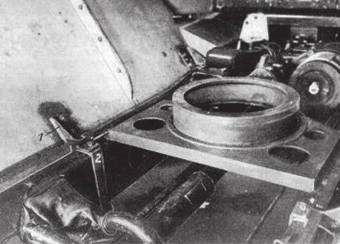 Haditechnika-történet 4. ábra. A Flak 38 típusú, 20 mm-es gépágyú ágyazata a páncéltest alsó részén 5. ábra. A 3,8 l-es Horch motor, a járműiparban egyedülálló hengertömb/hengerfej csatlakozással alvázakra szerelték.