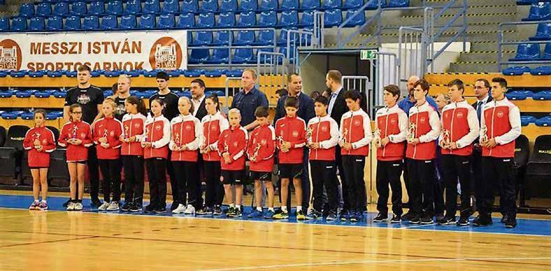 SPORT 21 A Kecskeméti Sportiskola kézilabdázói a támogatókkal együtt ünnepeltek A Kecskeméti Sportiskola kézilabda-szakosztálya november 7-én, szerdán, a Messzi István Sportcsarnokban találkozott a