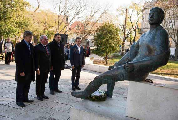 4 MOZAIK Nemzeti gyásznap Megemlékezést, koszorúzást, mécsesgyújtást tartottak november 4-én, a nemzeti gyásznapon Kecskeméten, az 1956-os forradalom és szabadságharc leverésének és a szovjet