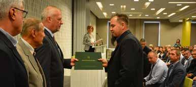 mesterei. Hatvanan tették le az esküt és vehették át a mesterlevelet november 10-én, a kamara épületében.