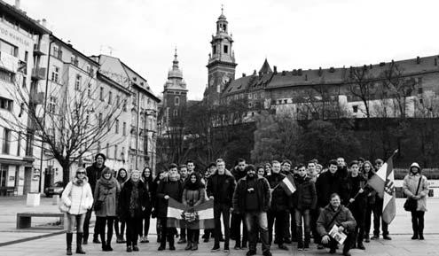 Vetélkedõk A döntõbe jutott 10 csapat Krakkóban. A salgótarjáni Bolyai a kép felõli bal szélen. Czene Martin kezében a magyar zászló 60 kek meglátogatása volt.