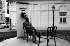 Vetélkedõk Kassát szerettem és a verseket (Ajánlás) Márai szobra Kassán a Mészáros utca végén a mi koszorúnkkal felekként, hanem ismerõsökként tekintenek egymásra.