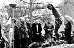 107 halálos áldozat és 230 sebesült, December 8-án Salgótarjánban kb. 131 halott és 150 sebesült. Csak ebben a három sortûzben 438 halott.