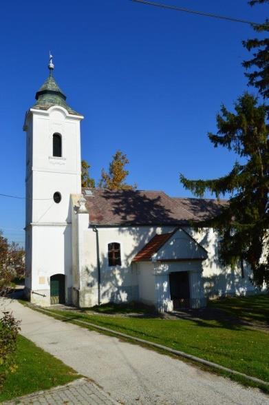 A műemléki védettséget élvez a mosóház és kút, templomrom, a Református
