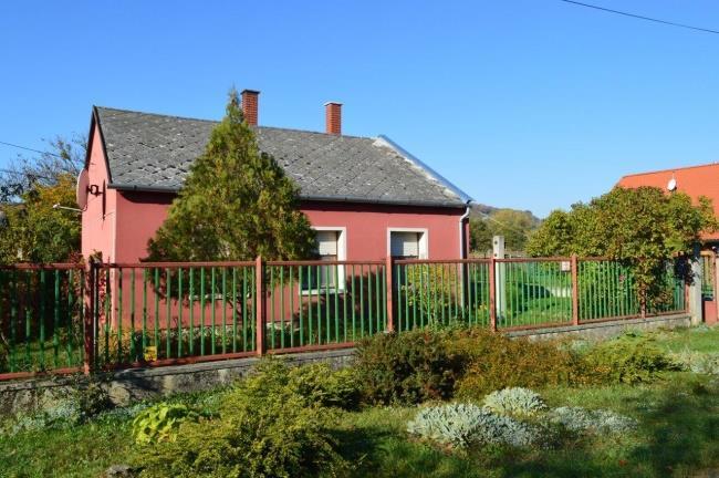 Javasolt az utcára merőleges tetőgerinc és a közvetlen környezetbren jellemző tetőhajlásszög alkalmazása.