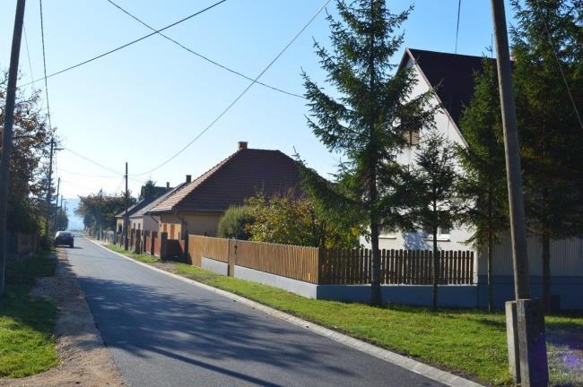 Az épületek tetőfedése természetes alapanyagú (nád, cserép); a tetőidom jellemző hajlásszöge 35-42º közötti legyen.
