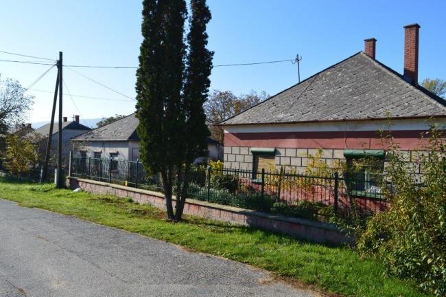 A kerítések esetében a nyitottabb, alacsonyabb áttört kerítés a javasolt utca fronton.