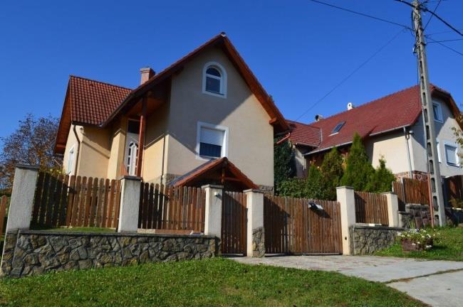 Új beépítésű terület Az új beépítések lakóterületei már teljesen a mai kor szellemét idézik, jobbára a helyi építészeti hagyományoktól távol álló megoldásokat képviselnek, bár itt is találunk néhány