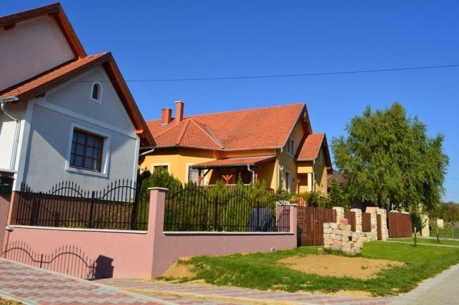 A beépítés oldalhatáron álló, a házak telepítése előkerttel történik. Javasolt az utcára merőleges tetőgerinc és a közvetlen környezetbren jellemző tetőhajlásszög alkalmazása.