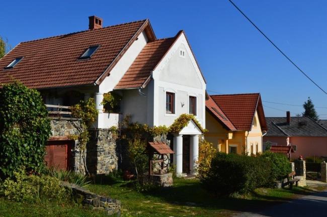 rendeltetésszerű használatukat ne zavarják. Az épületek tömeg- és homlokzatalakítása, anyaghasználata a területen kialakult építészeti karakterhez igazodó legyen.
