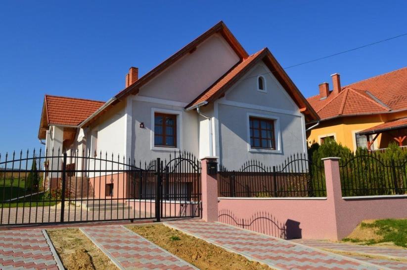 cserélődése miközben a szervezet önazonos marad.