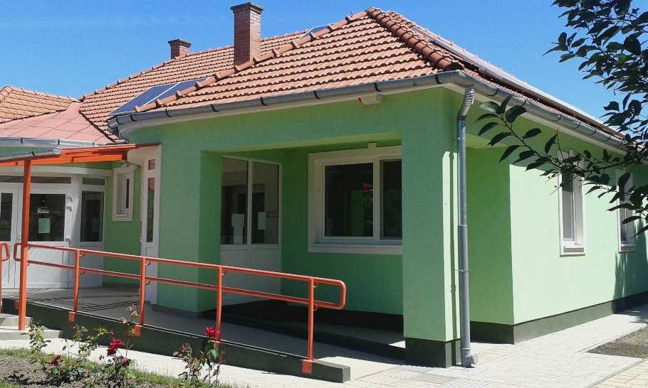 A településközpontban korábban inkább a lakóépületeken volt jellemző mely ma már eltűnőben van.