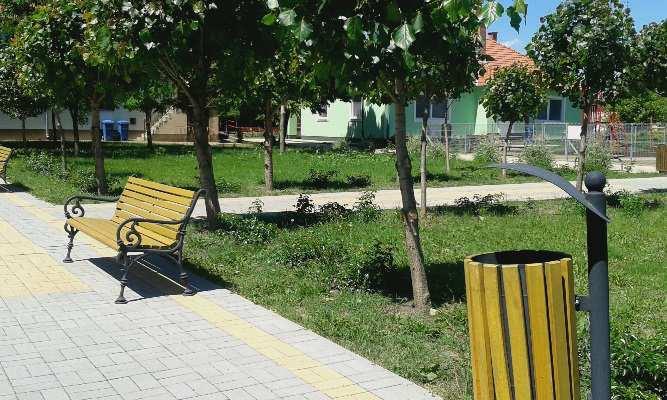 A kellő térarányok, az egyes emlékművek, utcabútorok, a zöld növényzet arányos elhelyezése megteremti a közpark rendjét, a kellemes közterületi környezetet.