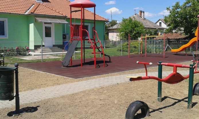 KÖZTEREK, KÖZPARKOK, KÖZKERTEK Közterületek településképi útmutatója A közösségi szabadterek azok a találkozási pontok ahol a településhez,