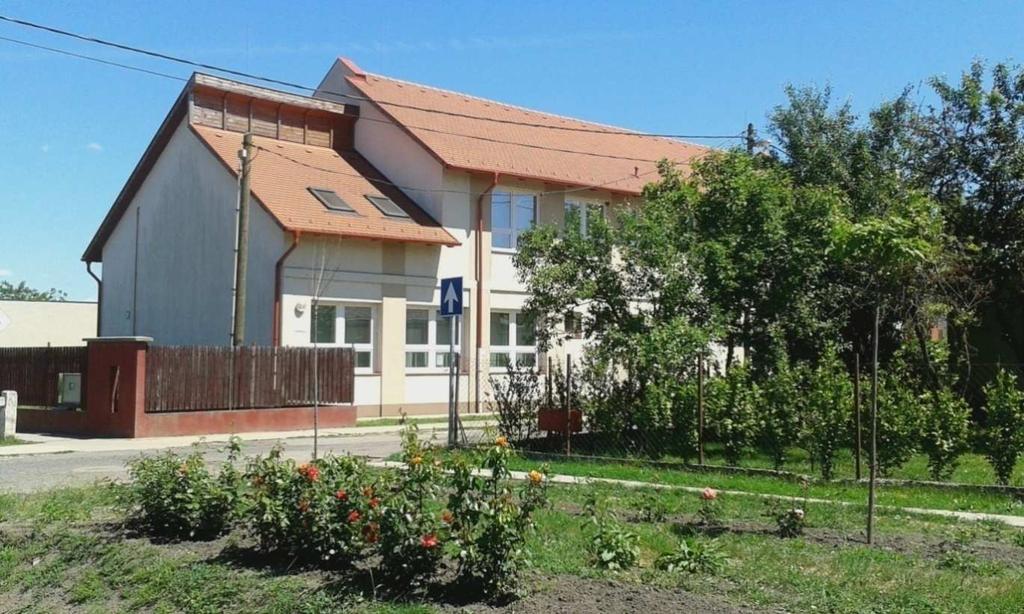 JÓ PÉLDÁK, ÉPÍTÉSZETI RÉSZLETEK 6 épületek, építészeti részletek (ajtók, ablakok, tornácok, anyaghasználat, színek, homlokzatképzés), kerítések, kertek, zöldfelületek kialakítása Óvoda Meglévő épület