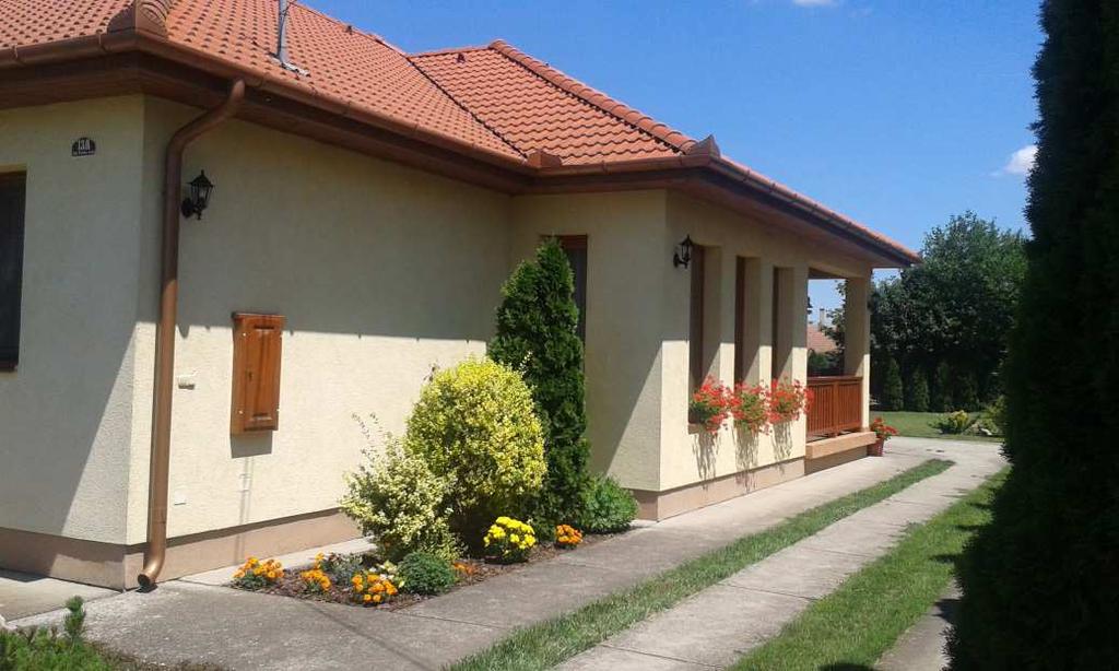 A teljesen kontyolt tetőzet látványa nem zavaró a környezetében.